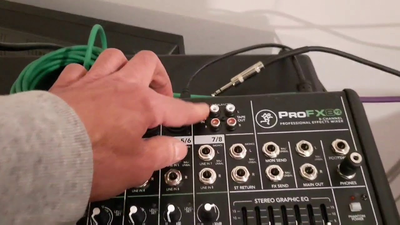 una vista de la mixer makie profx8