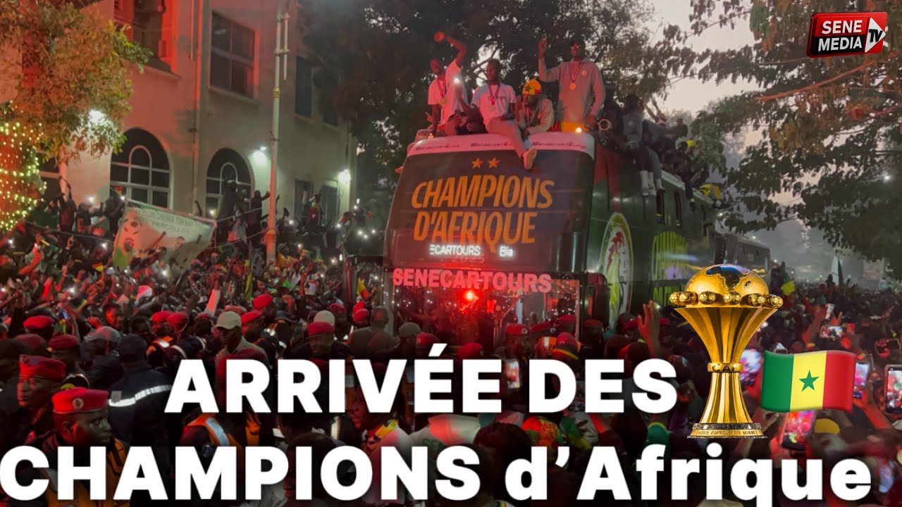 ARRIVÉE DES CHAMPIONS d’Afrique au palais une foule immense accueil triomphal machallah …