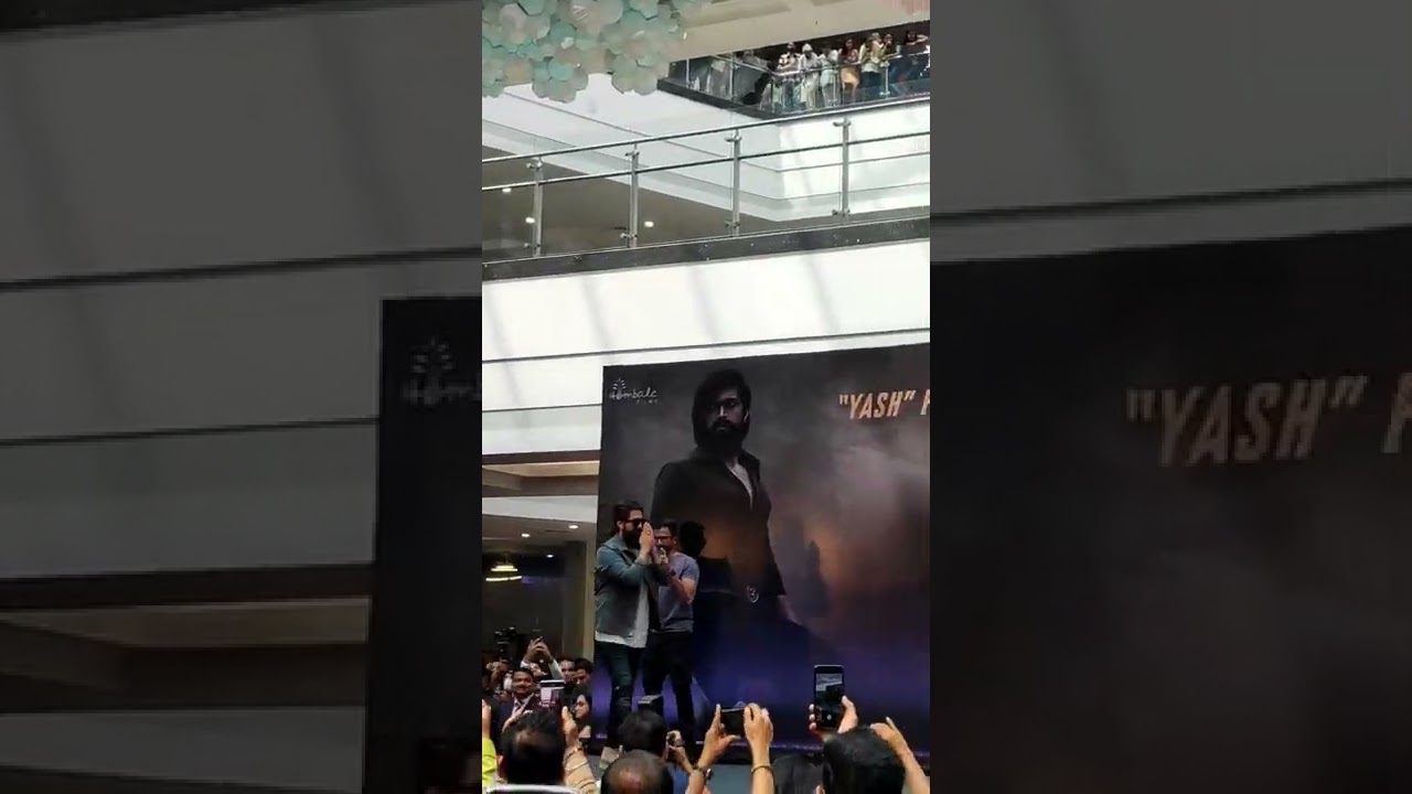 Rocking Star Yash fans craze in Mumbai #rockingstaryash #kgfchapter2 #yash