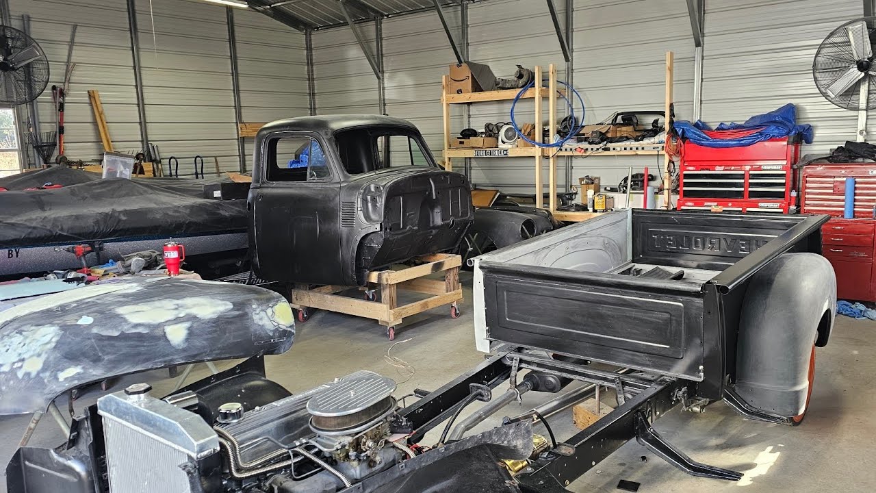 Кузов Chevrolet 3100 1954 года выпуска: зачистка и подготовка к нанесению герметика.