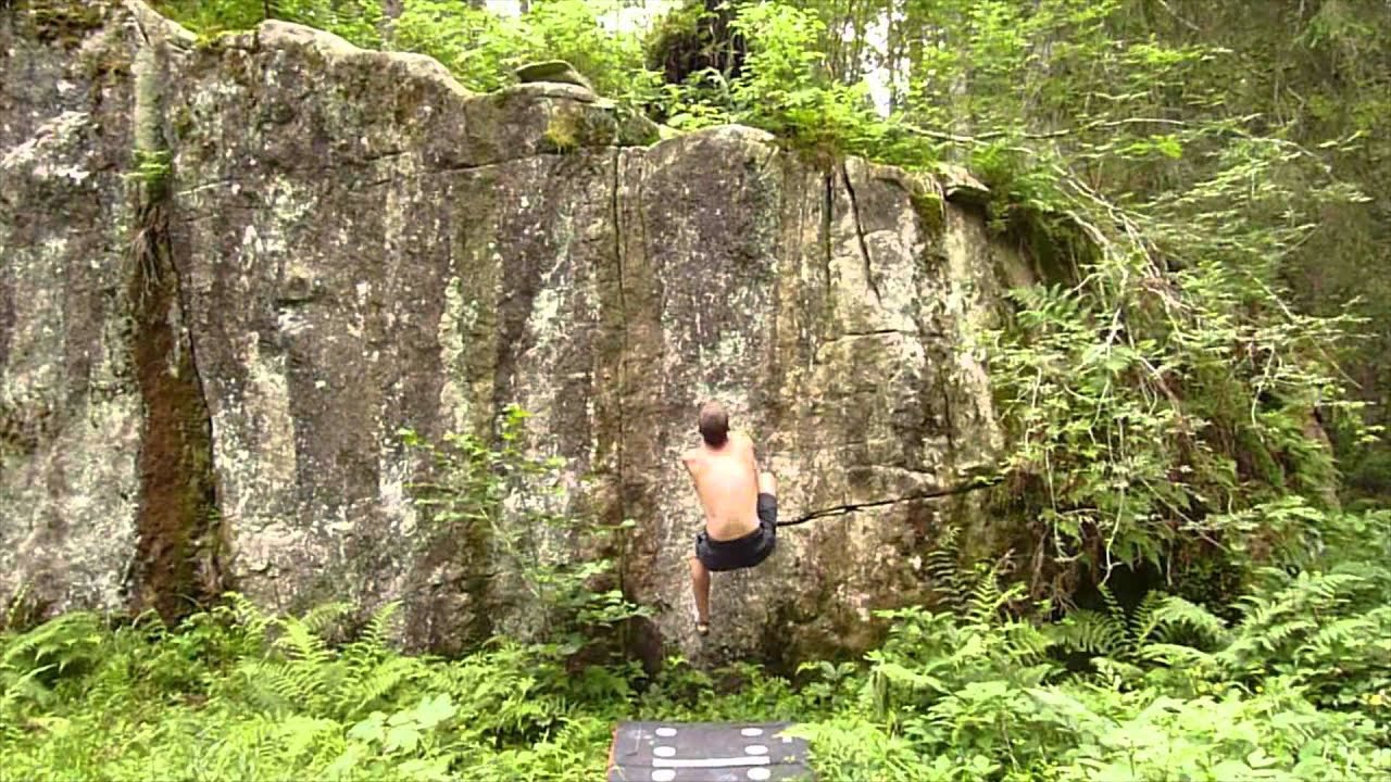 Bouldering in Daone - Bel lancio di 6b in foresta