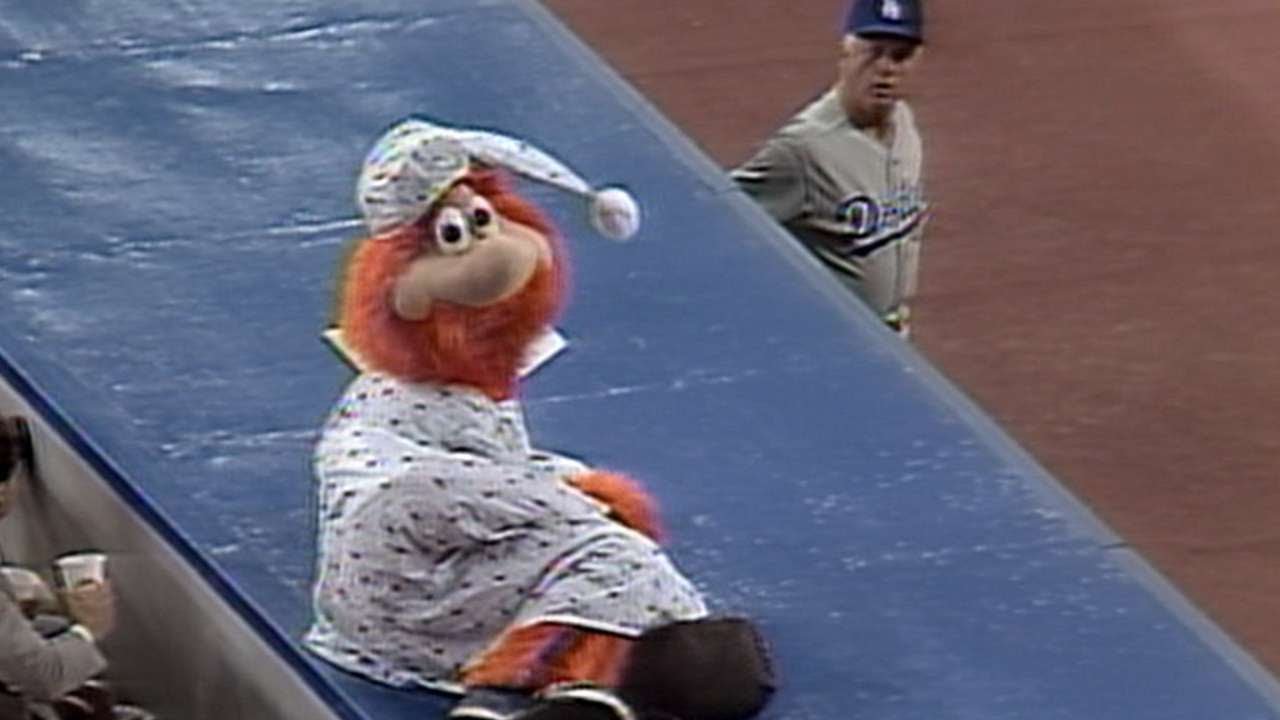 LA@MON: Lasorda gets Youppi! tossed from the game