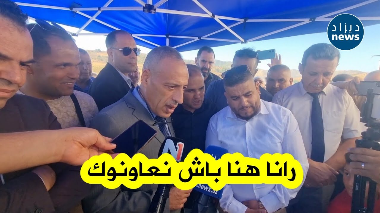 والي البويرة يسلم رخصة لاحد الشباب المستثمر بعد أن إكتشفه في إحدى الزيارات 