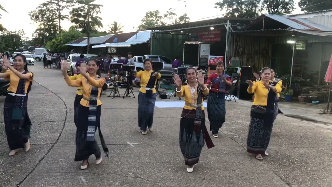 #คืนไหลเรือไฟ คุณศิริพร อำไพพงษ์ #นางรำเมืองเรืองแสงถนนคนเดินช่องเม็ก #ท่ารำ อ นิรันด์ จันทร์น้อย