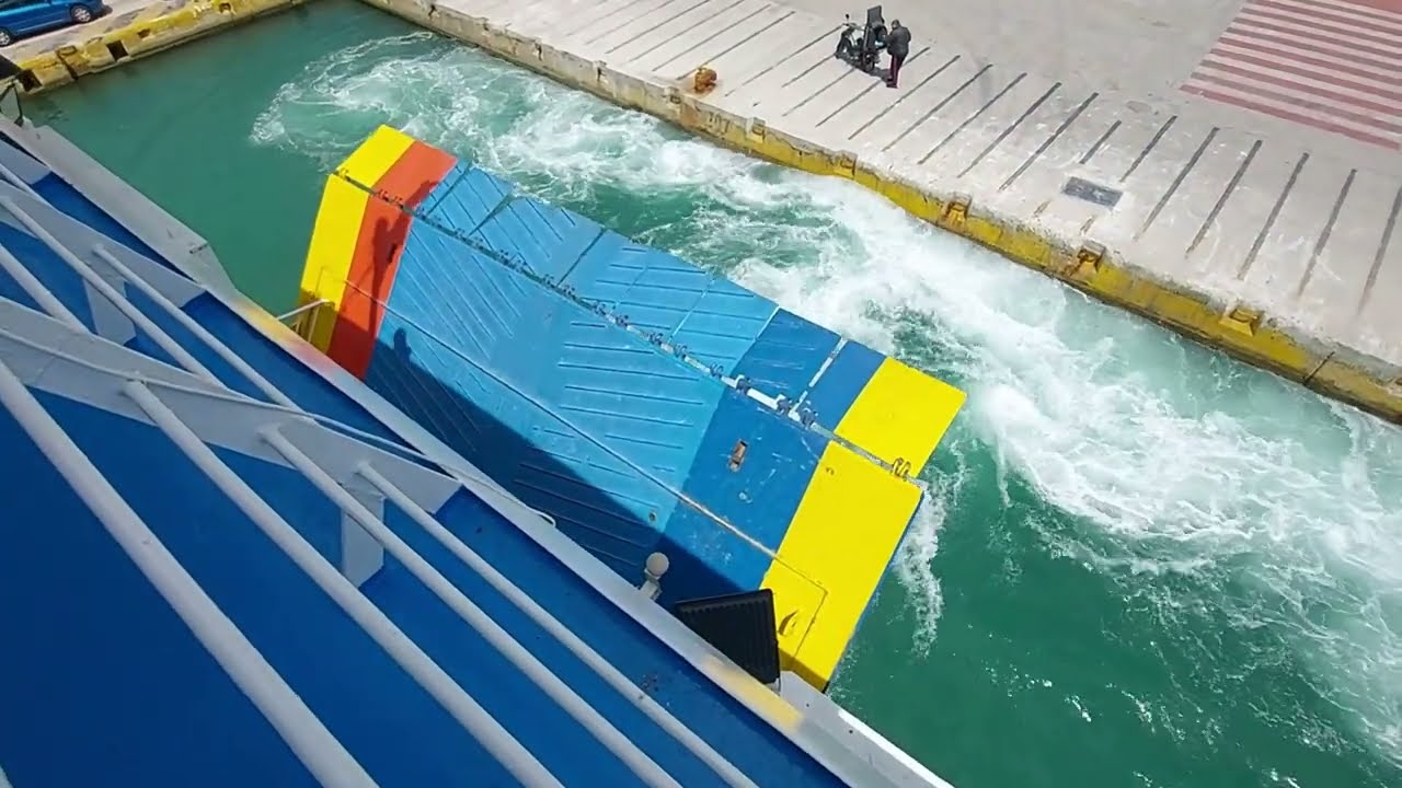 Ποσειδών Ελλάς (Saronic Ferries): Αναχώρηση από τον Πειραιά / Posidon Hellas: Departure from Piraeus