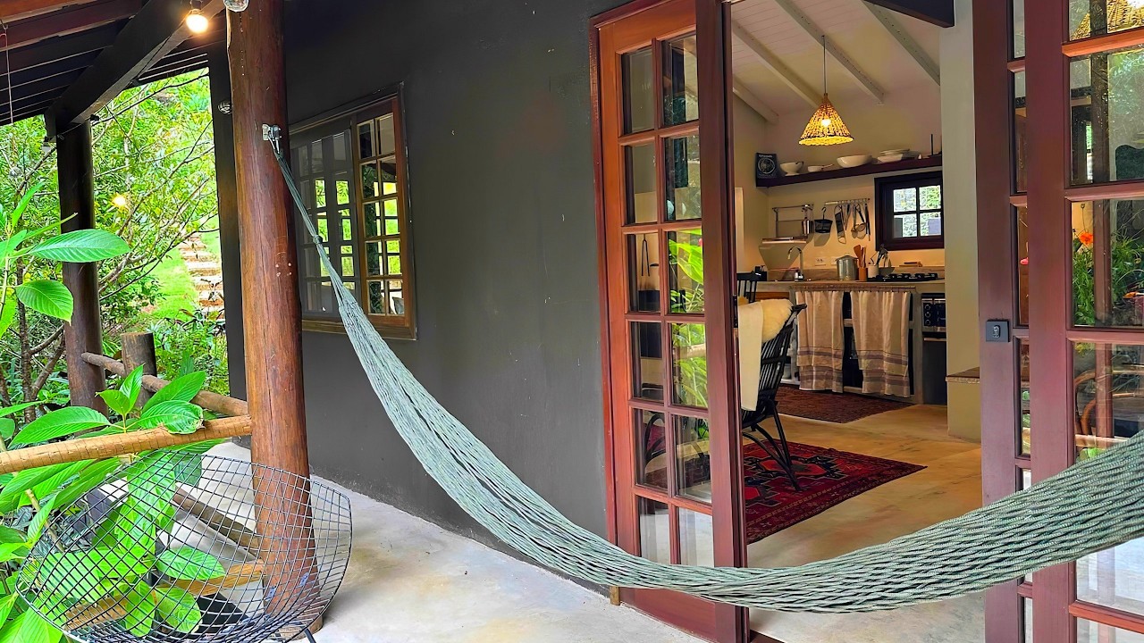 CASA CONSTRUÍDA na FLORESTA esbanja BELEZA e CONFORTO