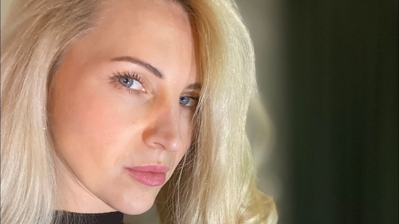 A girl in a black dress is getting ready for a party in the bathroom | Irina Kovych