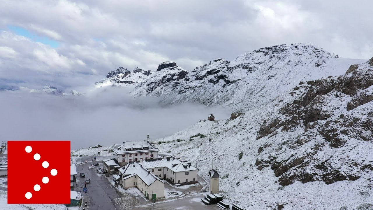 Le vette dolomitiche innevate: il drone in volo al Pordoi