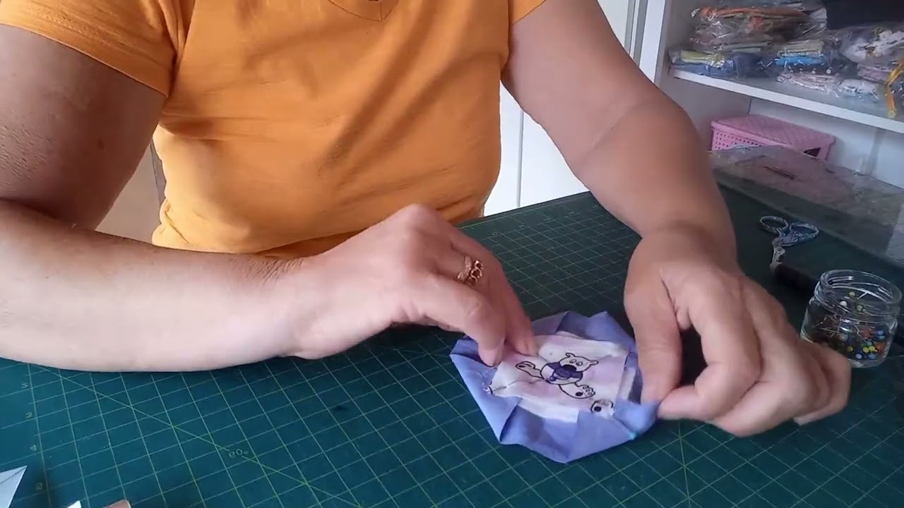 Patchwork  à mão com canto mitrado.
