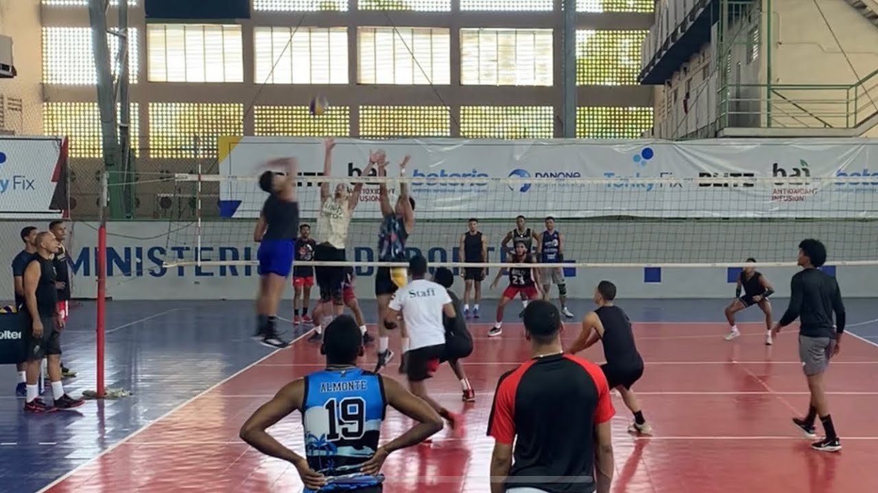 Practicando con la Seleccion nacional de Voleibol