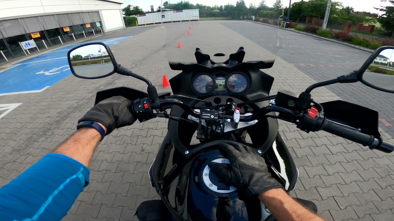 Ósemka i slalom wolny jedną ręką . Jak sie uczyłem na prawo jazdy kategorii A .Suzuki DL 650 Vstrom