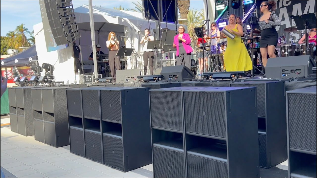 Asi tocan cumbia grupo de mujeres en USA.