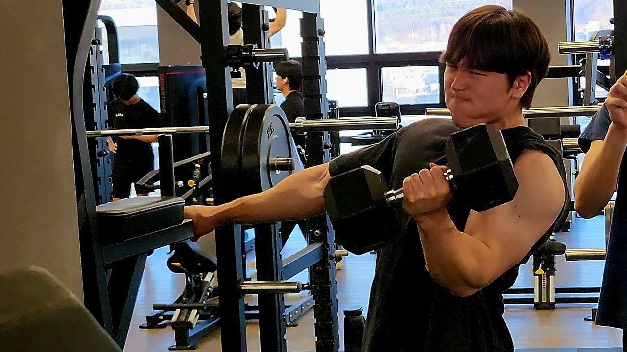 헬스장에서 팔씨름 훈련 등,팔 Armwrestling training 