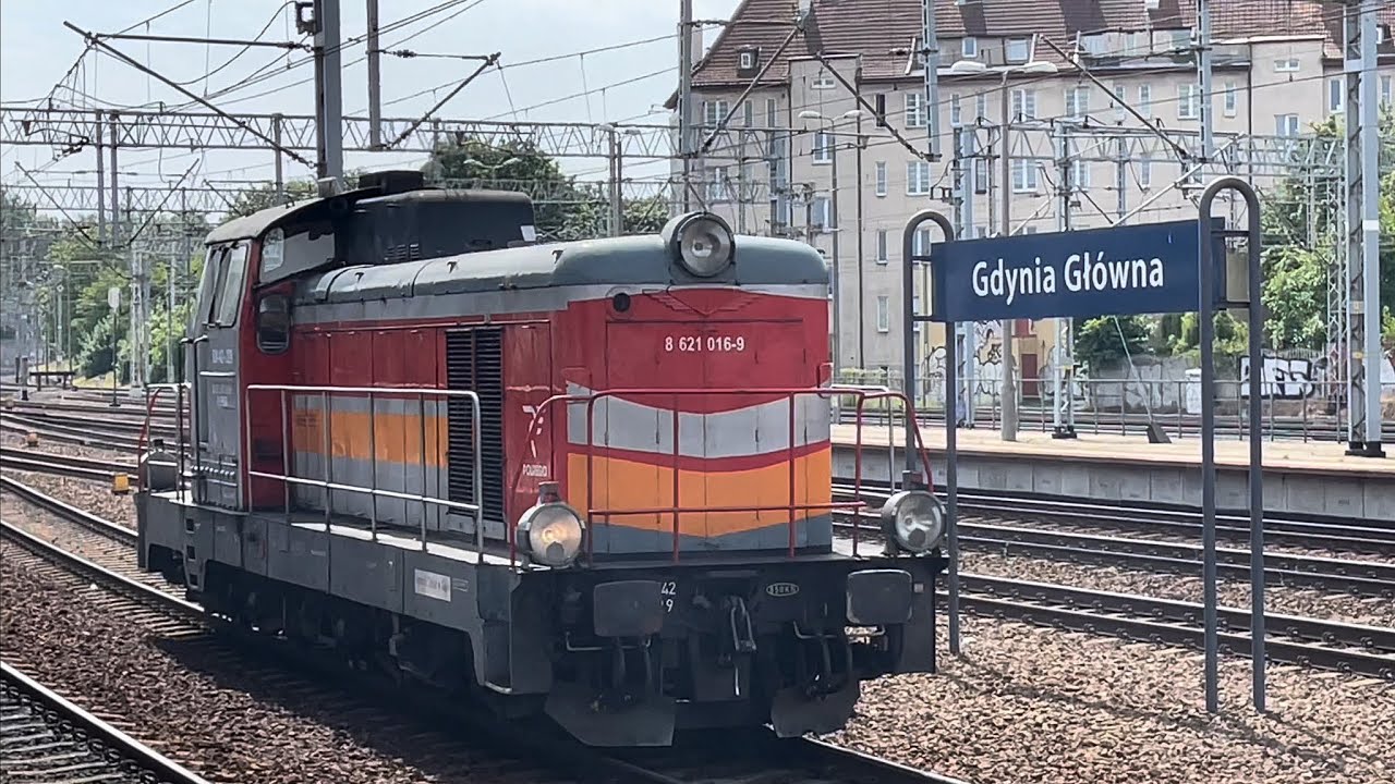 Diesel Power lokomotywa spalinowa #SM42-329 na stacji kolejowej Gdynia Główna odjazd pociągu 👉🏻 Hel