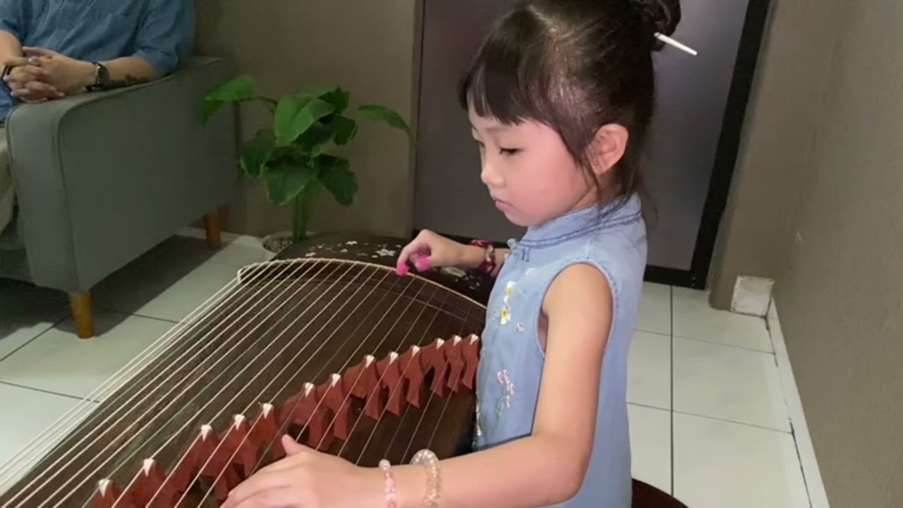 HANNAH MAIN GUZHENG DIDEPAN MOMMY DAN DADDYNYA