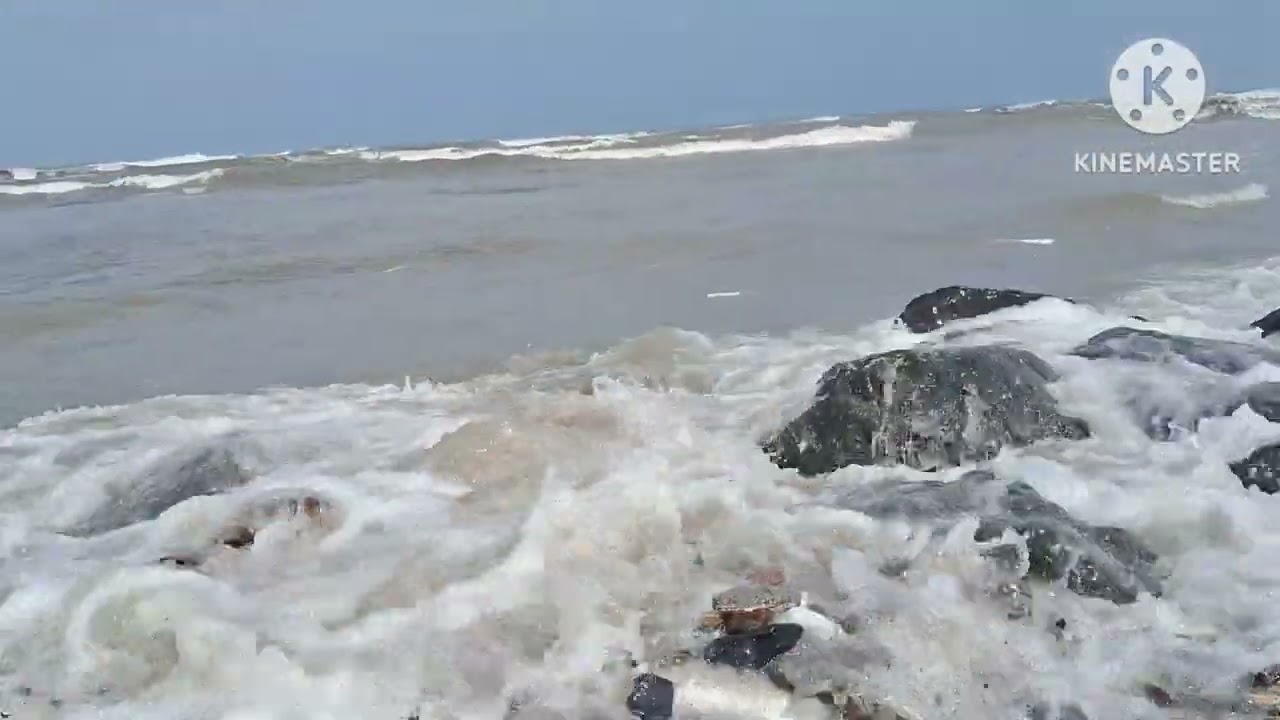 Arab Sagar, yaani Arabian Sea, Mumbai ke western coastline par sthit hai.