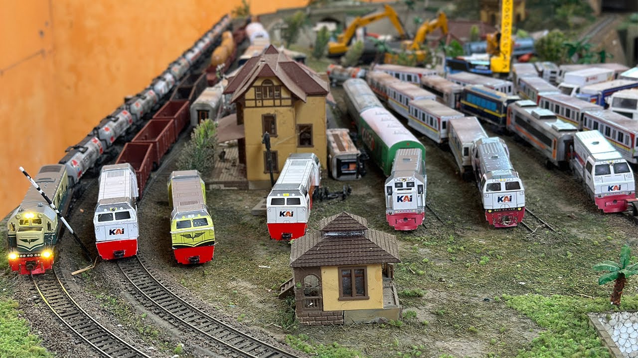 Rombongan Kereta Api Indonesia Anjlok dan Tabrakan di Diorama Rel Besi - Miniatur Kereta Api Mainan