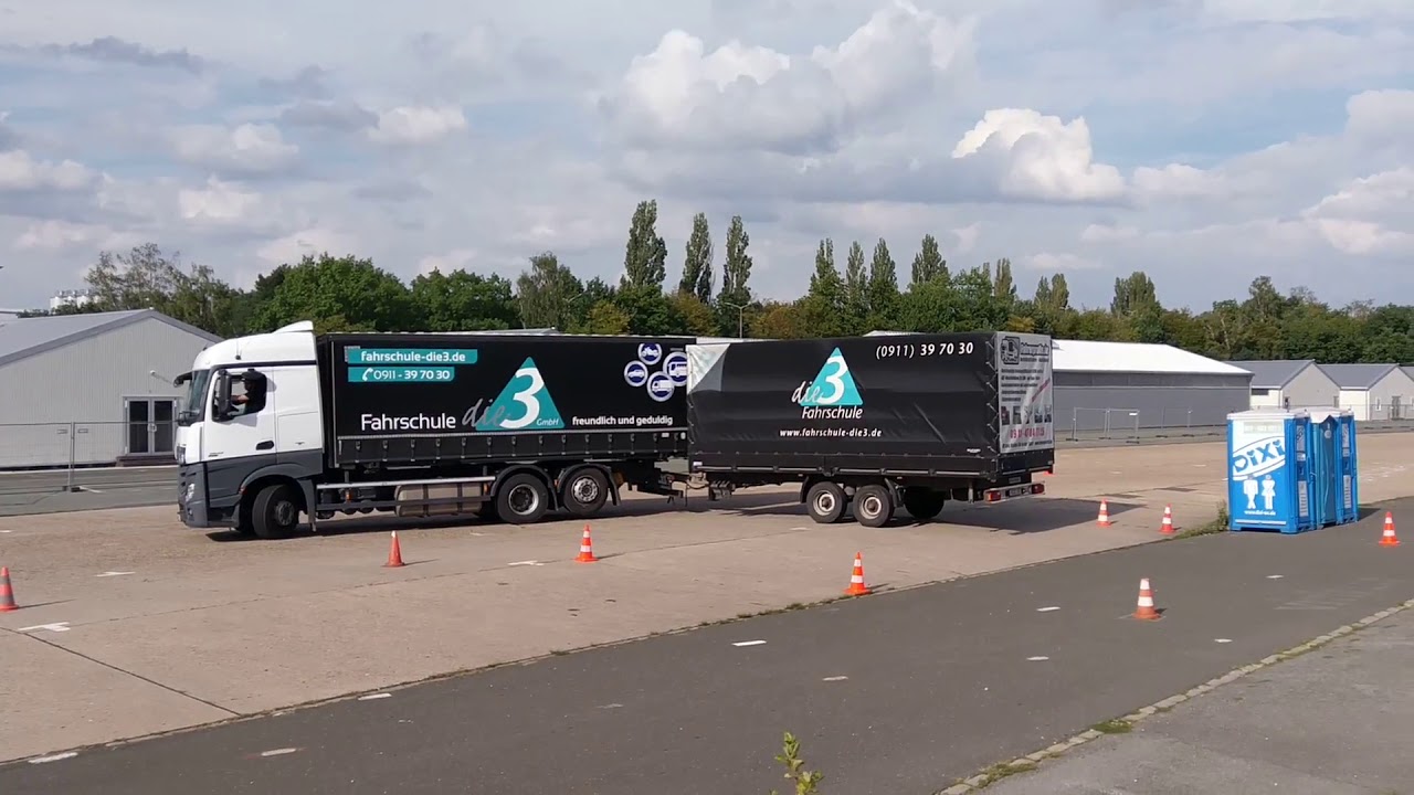 Rückwärts um eine Ecke nach links mit einem Starrdeichselanhänger