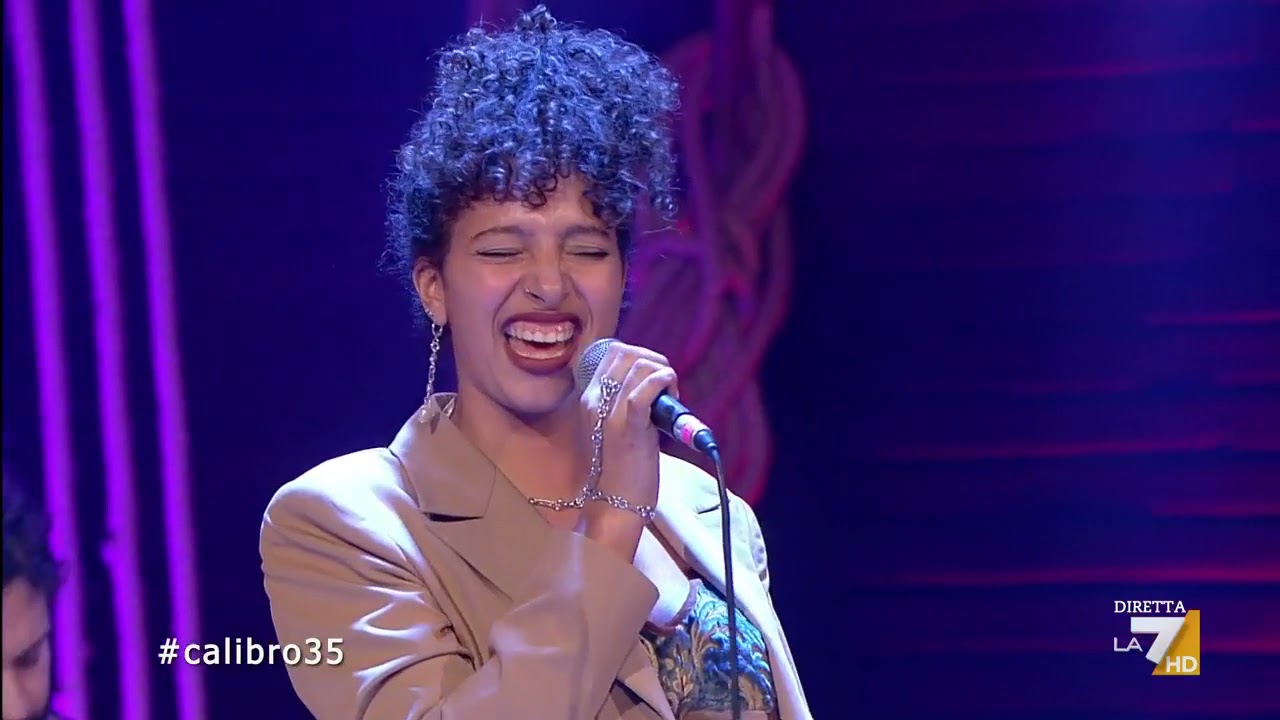 I Calibro 35 con la voce di Arya Delgado cantano 