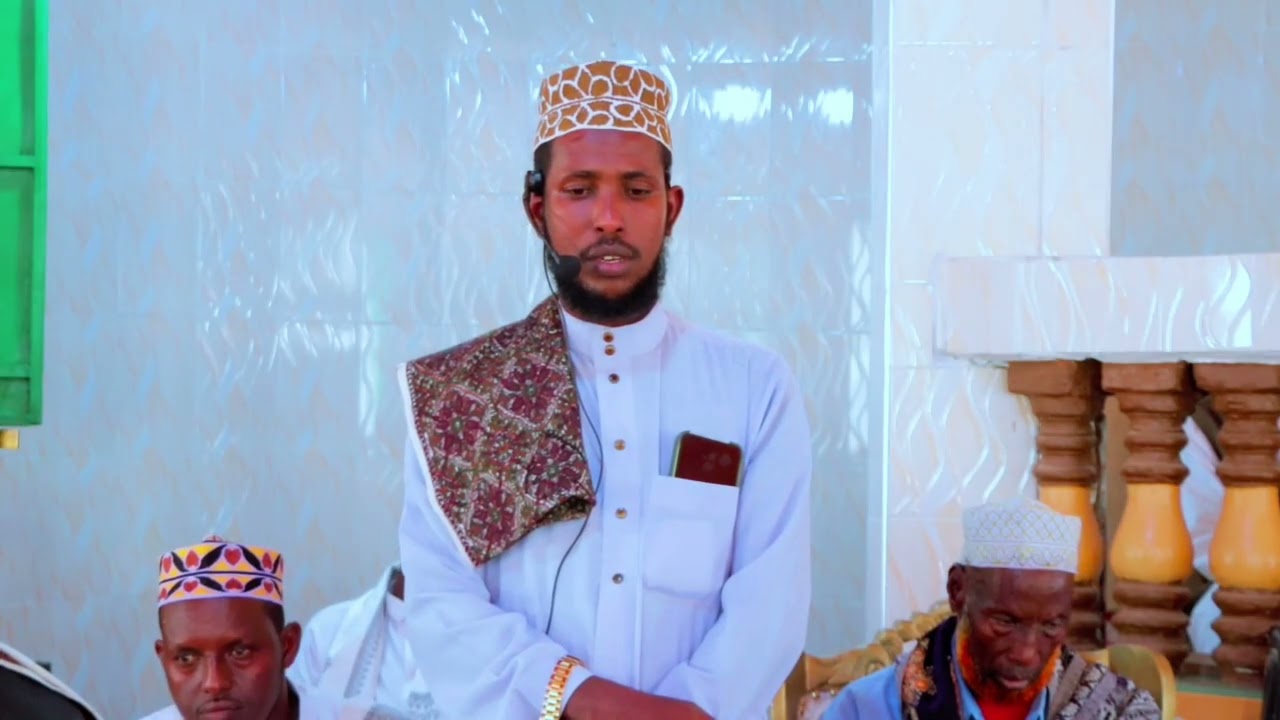 MASJIID AAD U QURUX BADAN O LAGA DHISAY DHAJIDABULA