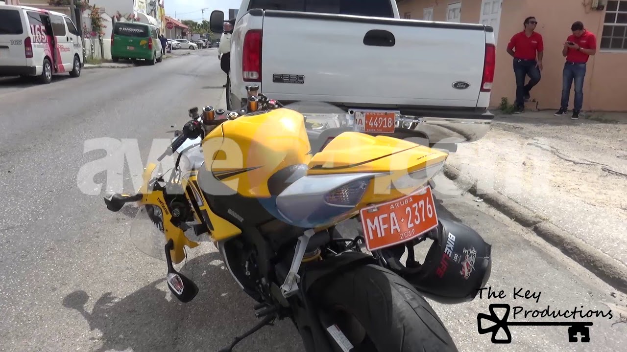 Motorciclista a bira wak patras y a bay dal tras di pick-up staciona den Avenida Alo Tromp