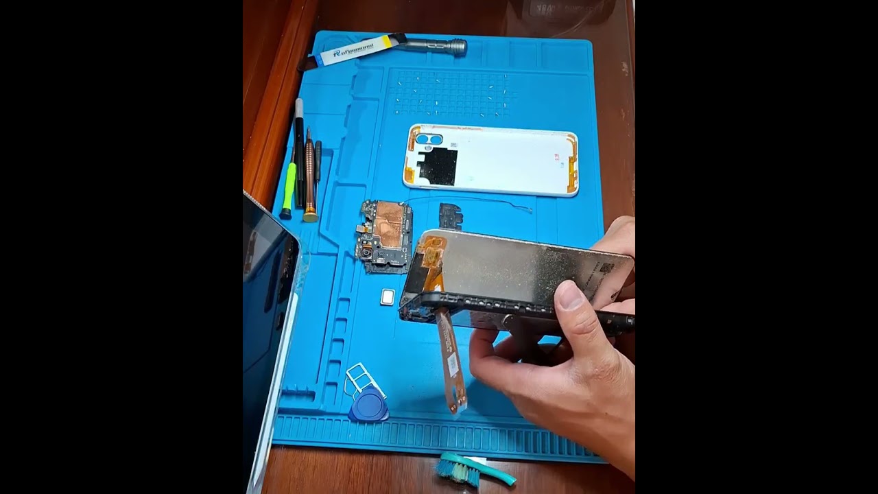 Abriendo y reparando Samsung a04. 