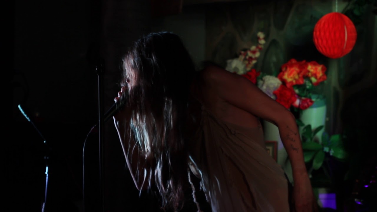 Ruby Throat singing O'Doubt O'Stars at Folklore, London 08/11/2018