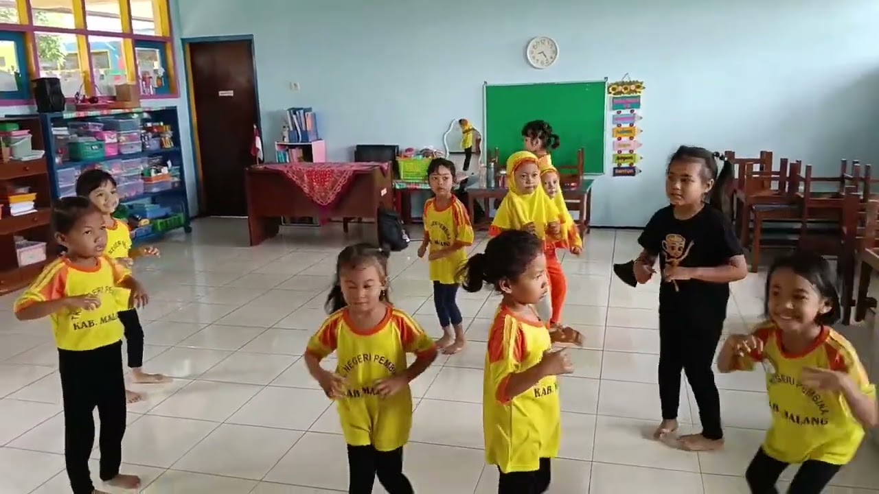 Kelompok A2 TK Negeri Pembina Kepanjen ekstra menari