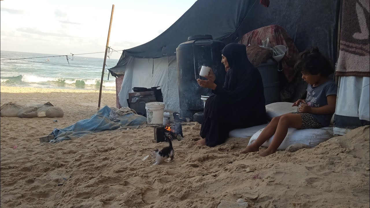 ليست فلم وثائقي بل حقيقه  تعيشها عائلة ام وسام  هكذا تعيش يومها في خيمة⛺ نزوح على شاطيء بحر 