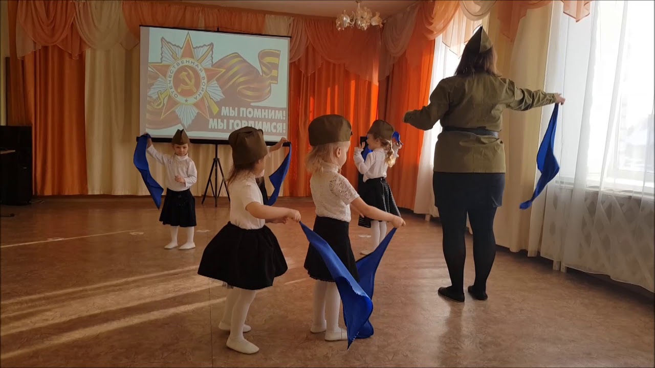 Средняя группа  Танец синий платочек Юнцевич Ю В