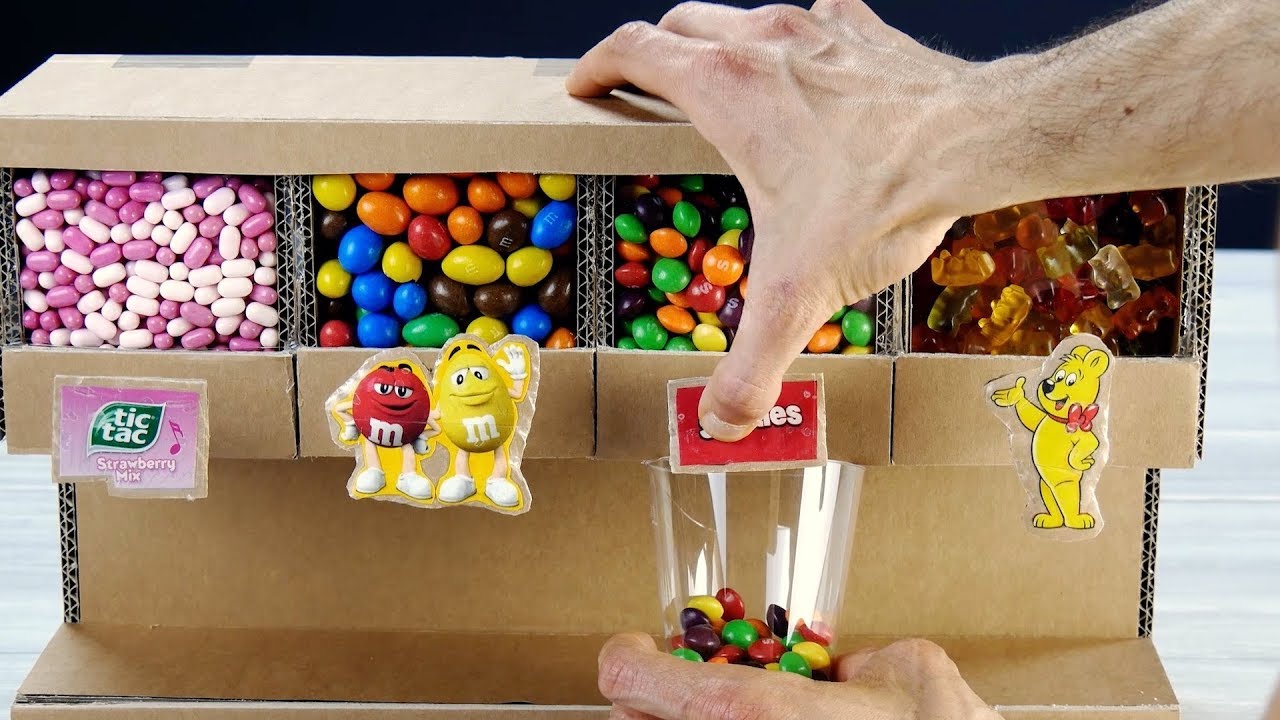 ¡Este dispensador de caramelos de cartón será el éxito de tus fiestas!