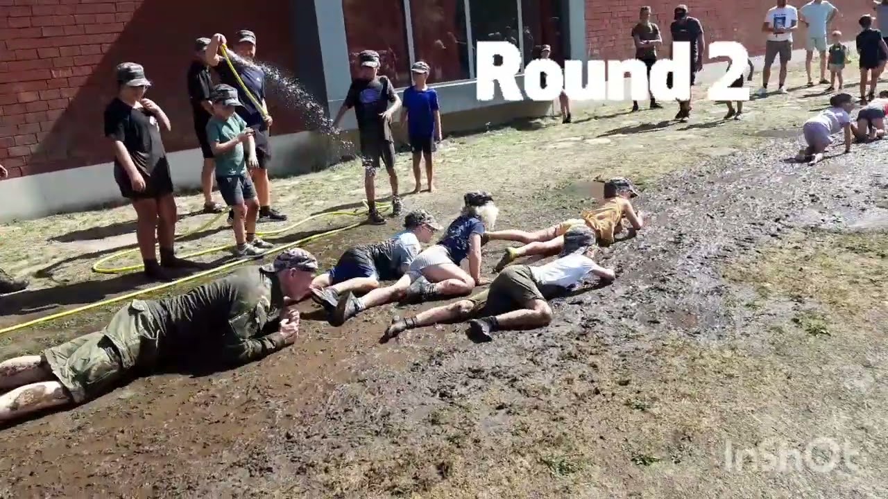 Sluipen door de modder tijdens kamp Gillis in Dendermonde!