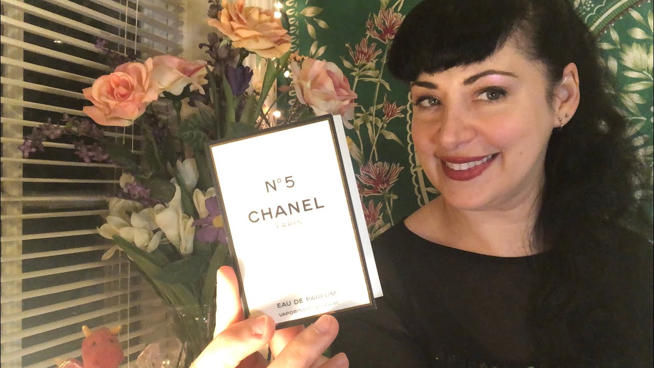 Chanel No 5 Eau de Parfum Perfume Review 💐🖤 The Famous Classic Fragrance 😎