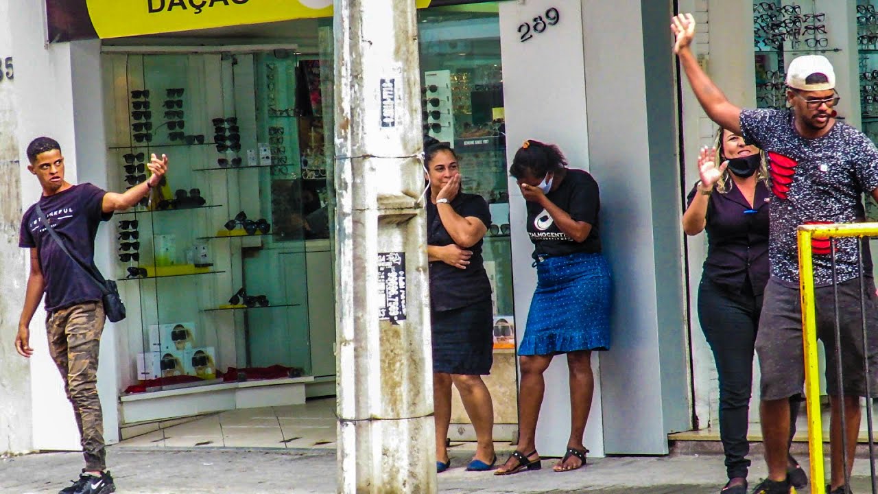 CASAL DE MUDO BRIGANDO EM PUBLICO