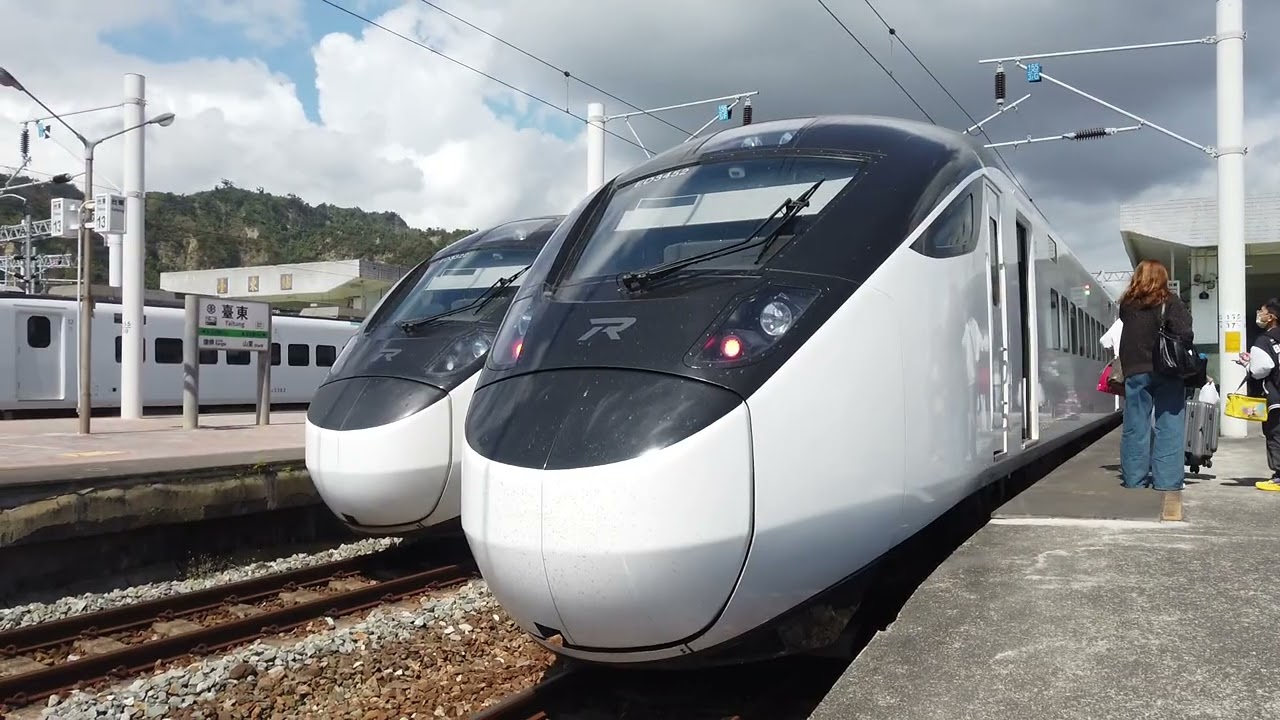 161次新自強號(3000藍色)抵達臺東站1B月台載滿返鄉過年的旅客//