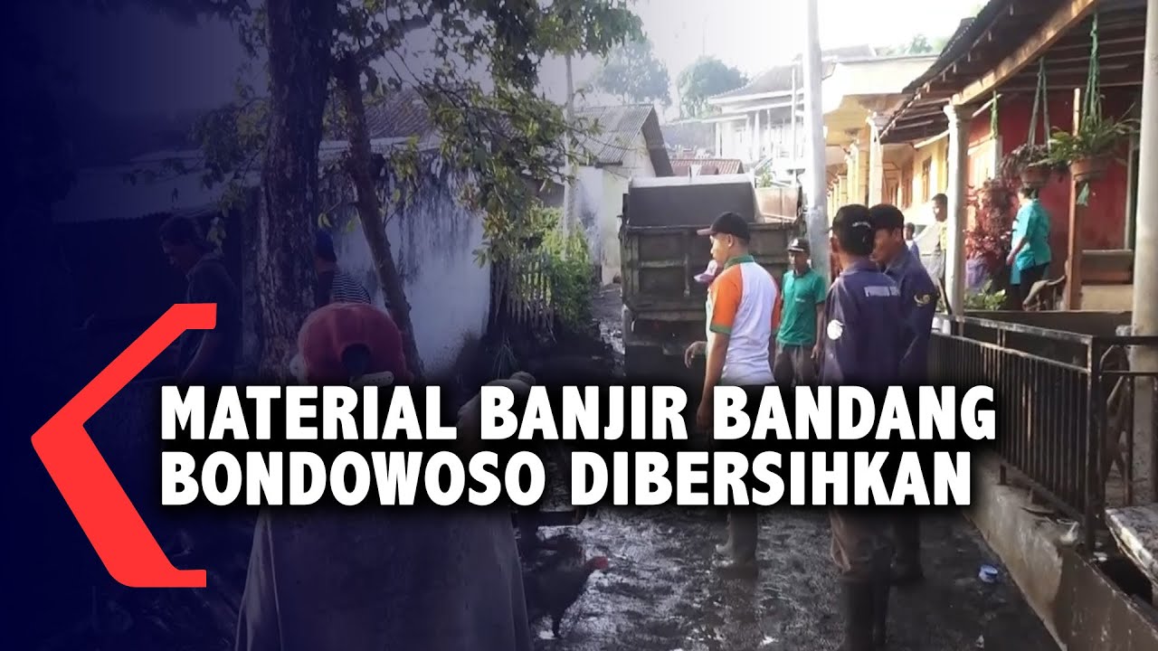 Warga Dan Petugas Bersihkan Material Banjir Bandang