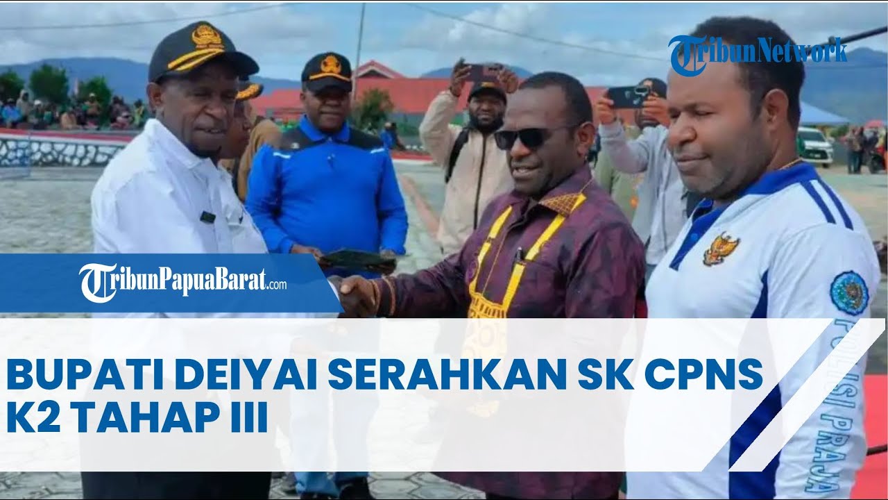 BUPATI DEIYAI SERAHKAN SK CPNS K2 TAHAP III