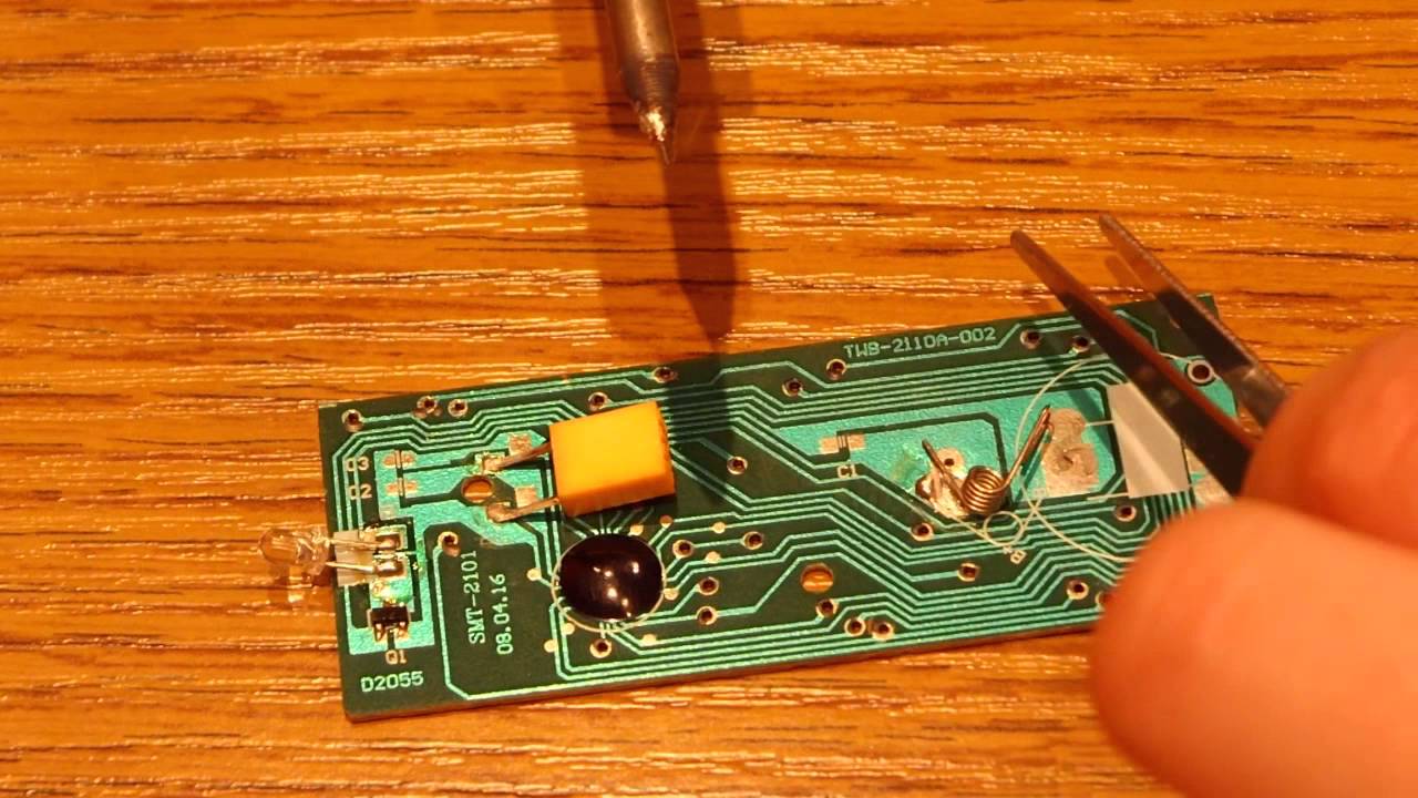 Naprawa pilota do transmitera samochodowego FM - lutowanie biegunów do PCB
