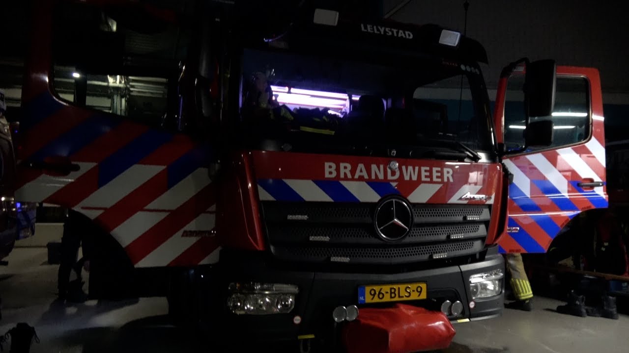 PRIO1 | Uitruk Brandweer Lelystad voor een buitenbrand tijdens de Jaarwisseling