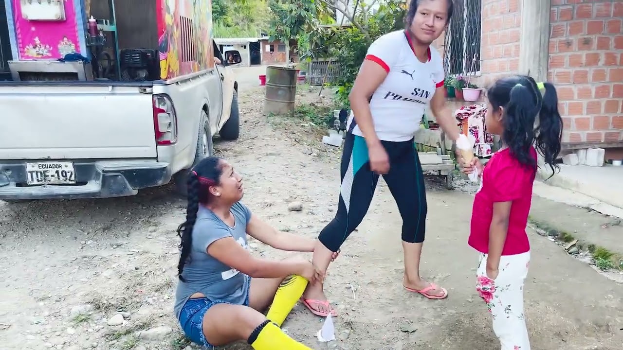 Así se ponen mis vecinas cuando se asoma un HELADERO EN MI PUEBLITO.