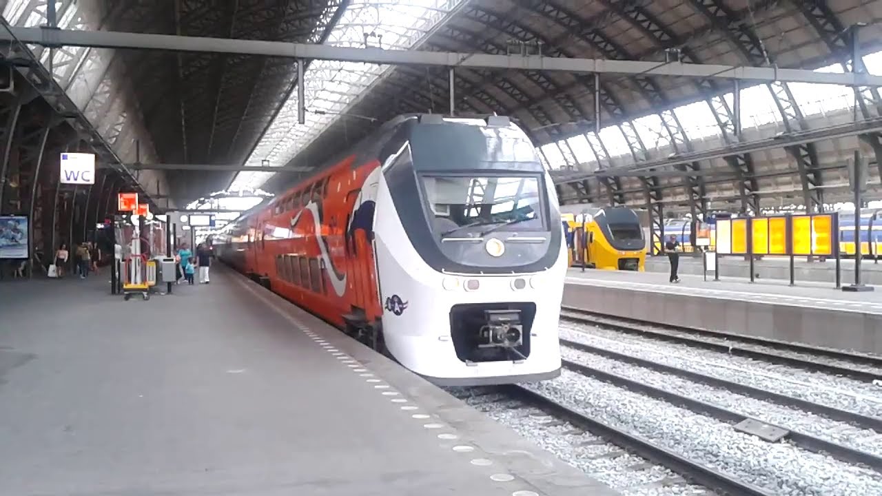 Koningstrein (VIRM 9520) vertrekt van Amsterdam Centraal!