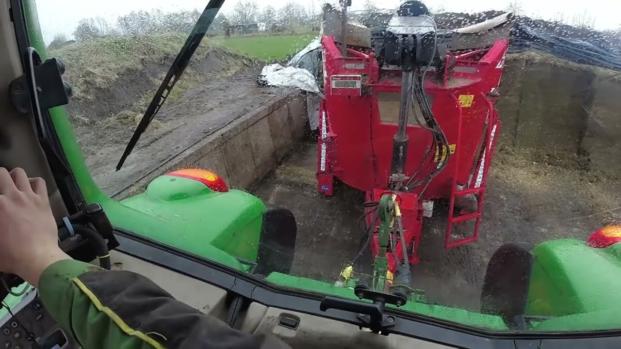Boxen instrooien en koeien voeren op de Boerderij
