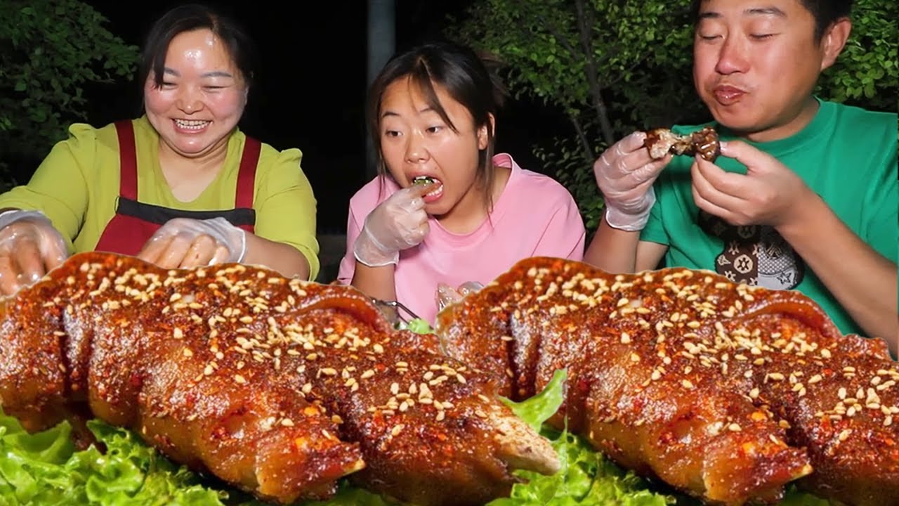 【陕北霞姐】妹妹嘴馋了，霞姐花200元买10斤猪蹄烤着吃，肉香皮糯一整个抱着啃太过瘾