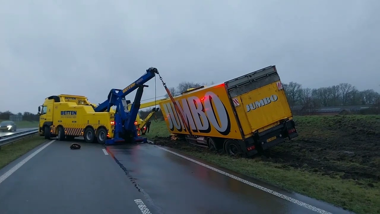 Berging van geschaarde vrachtwagen na ongeluk met een auto op de Centrale As (N356) Noardburgum