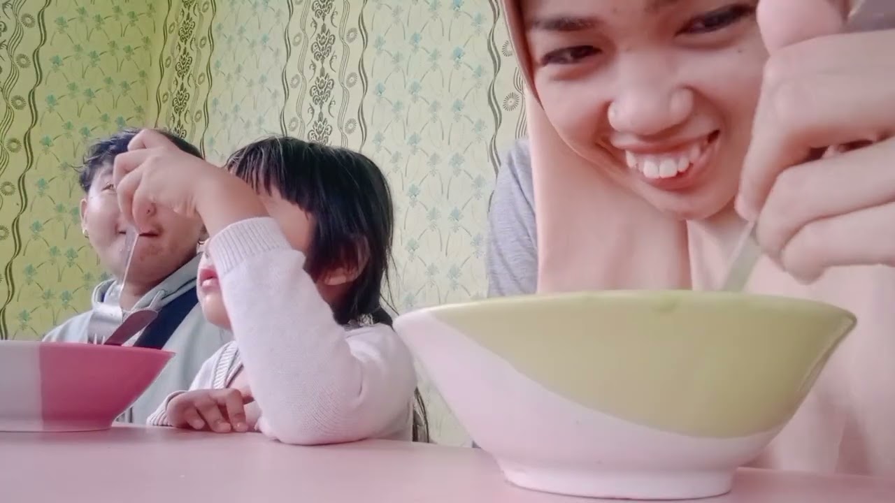 Makan bakso with suami dan keponakan