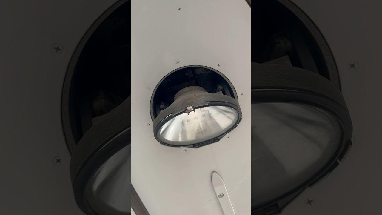 Check out how an Airbus A320 landing light retracts/stows