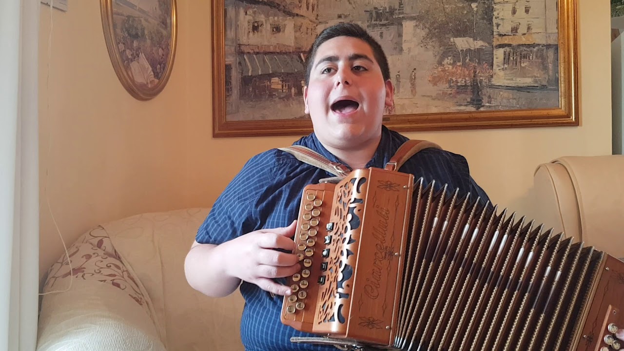 Tu vu fa l'americano cantata e suonata con otto bassi