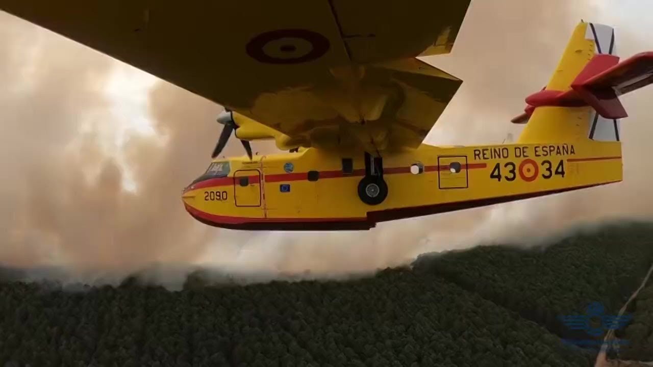 Amphibious aircraft drops water on Tenerife wildfire | AFP