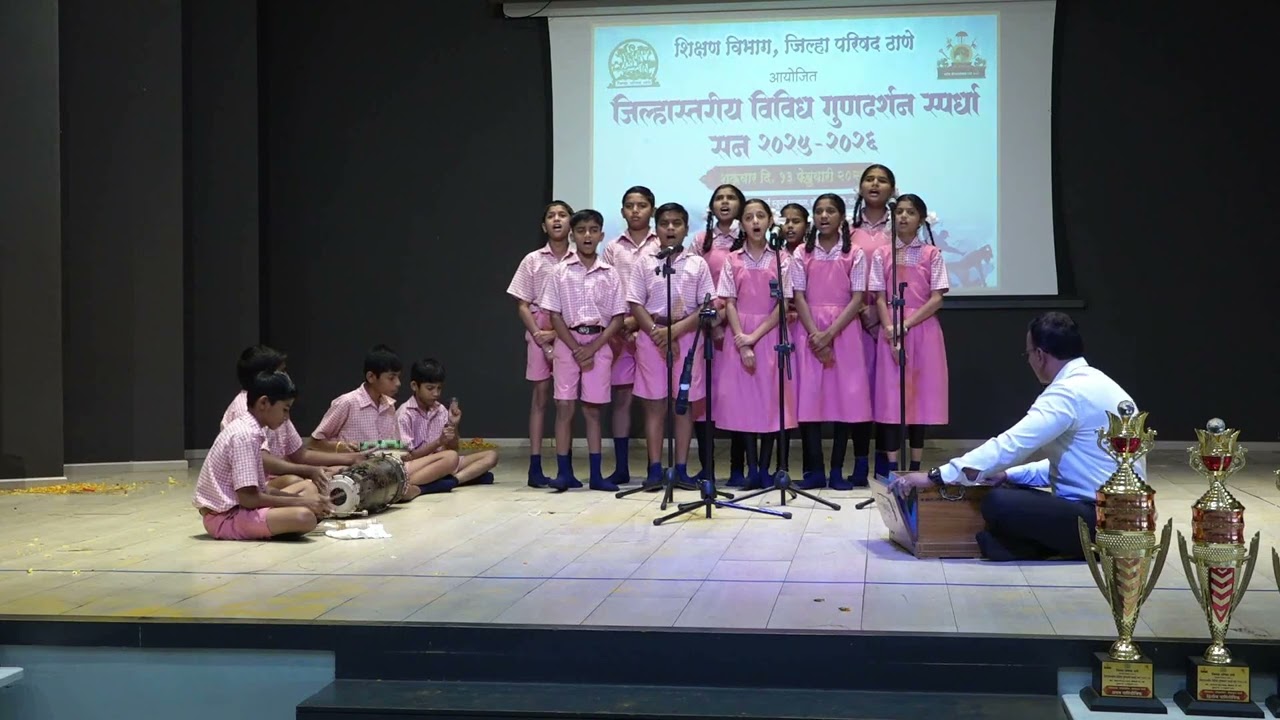 गोड गोड गीत घुमे युवतीच्या ओठी    