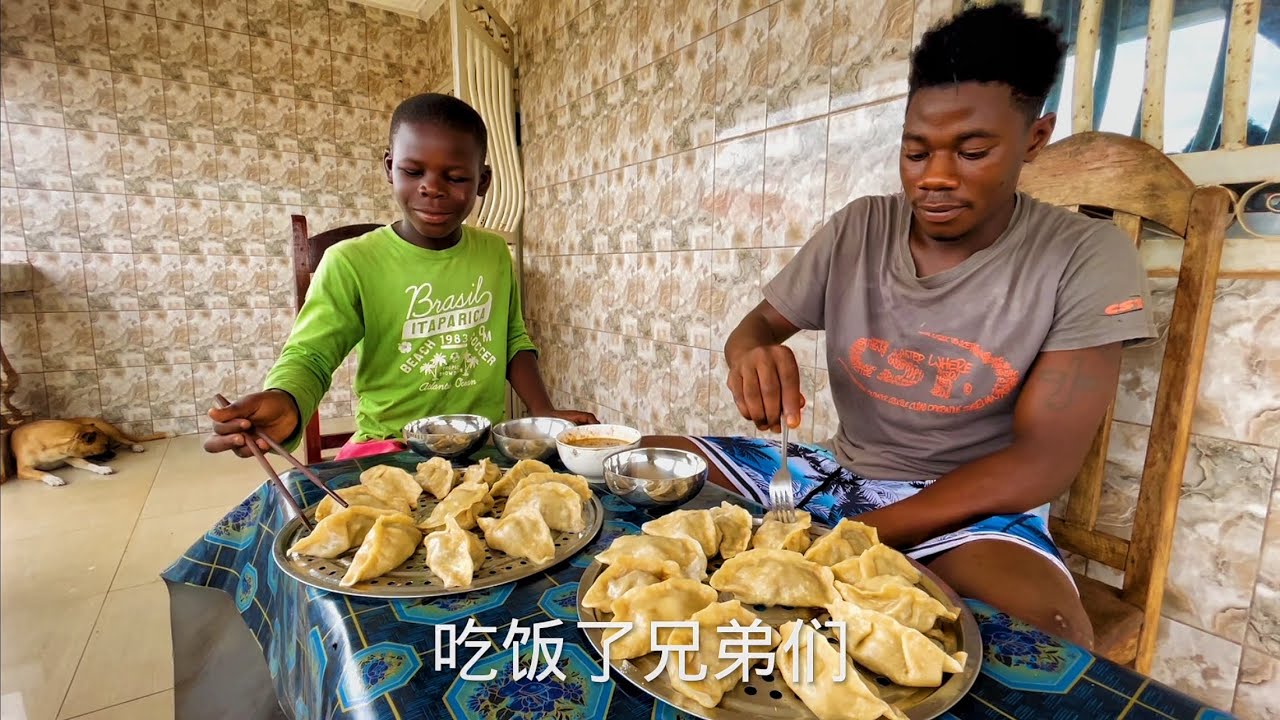 非洲孩子难得吃一次肉，今天我们自己做肉蒸饺，让徒弟吃个够